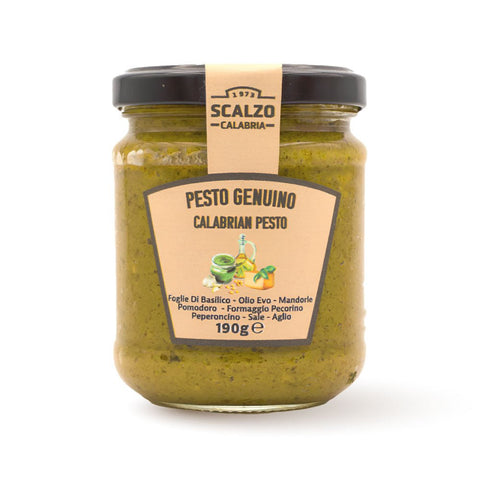 Vaso frontale da 190 grammi di Pesto Genuino Scalzo Calabria, preparato con basilico fresco, olio extra vergine d'oliva, mandorle, pecorino e peperoncino.