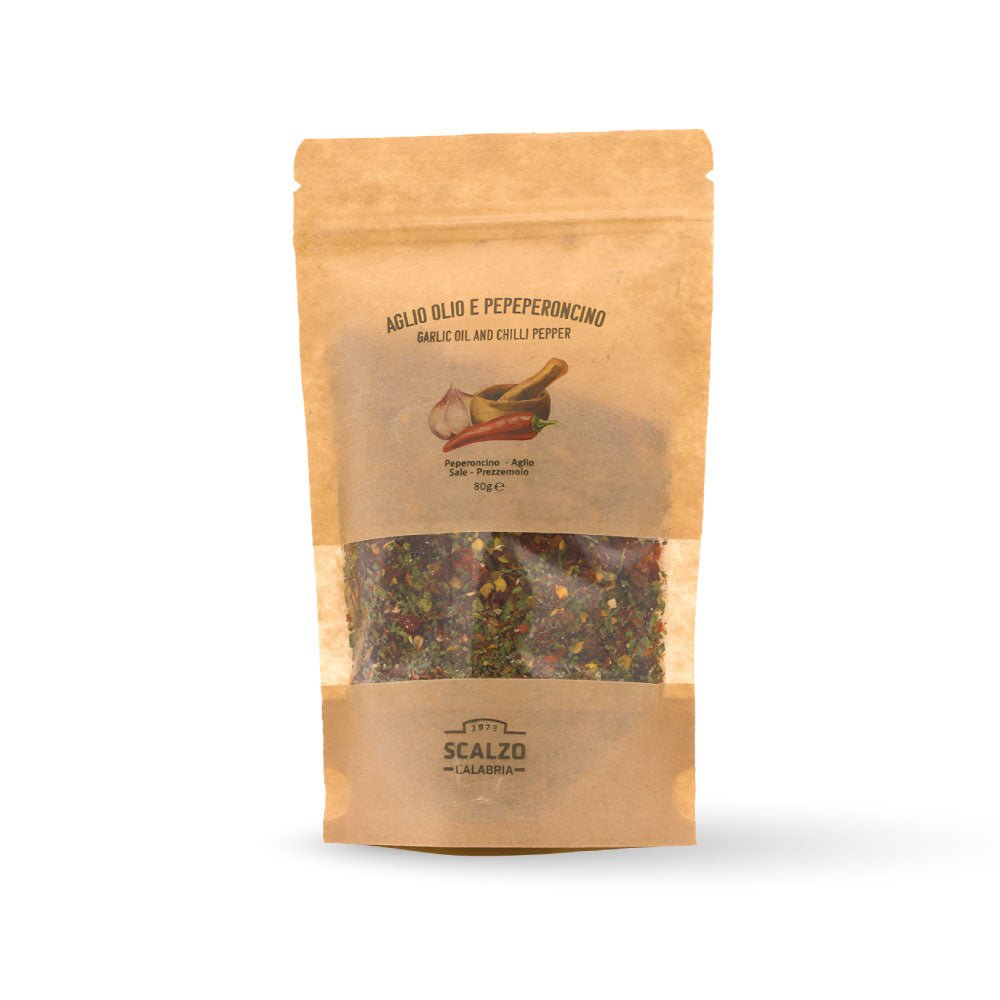 Aglio, Olio e Peperoncino Scalzo Calabria - busta doypack da 100 grammi contenente un mix di peperoncino, aglio, sale e prezzemolo, ideale per insaporire piatti con il vero gusto della tradizione calabrese.
