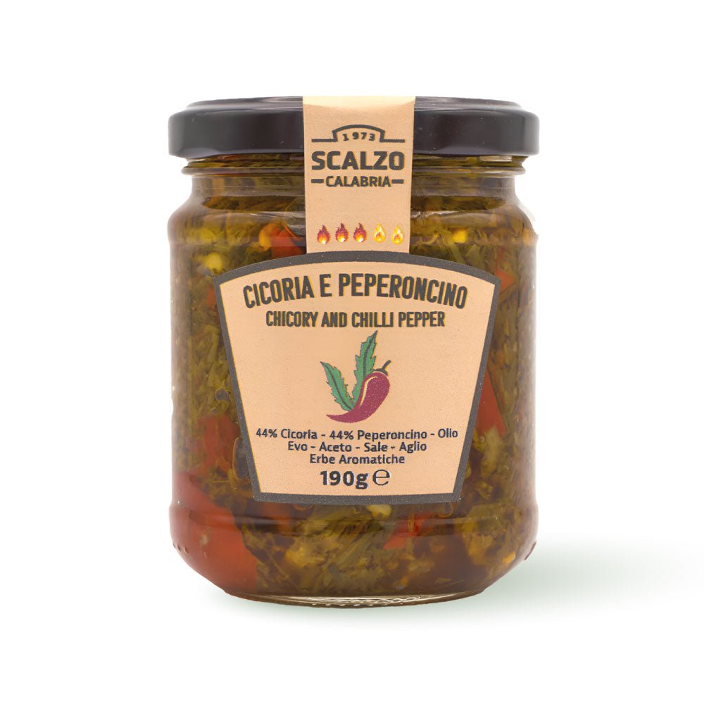 Vaso frontale di Cicoria e Peperoncino, un mix di cicoria tritata e peperoncino conservati sott'olio extra vergine d'oliva.