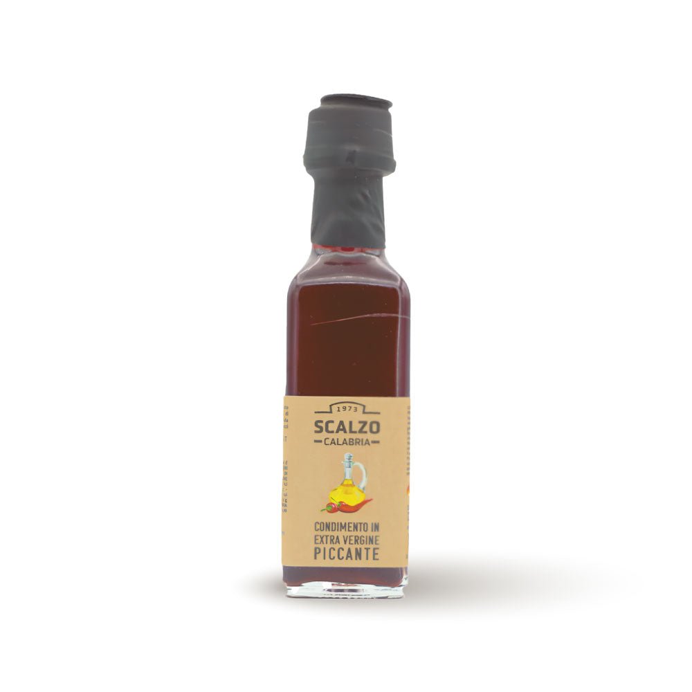 Condimento al Peperoncino - Bottiglia di olio extravergine di oliva rosso intenso con peperoncino. Formato 10 cl.