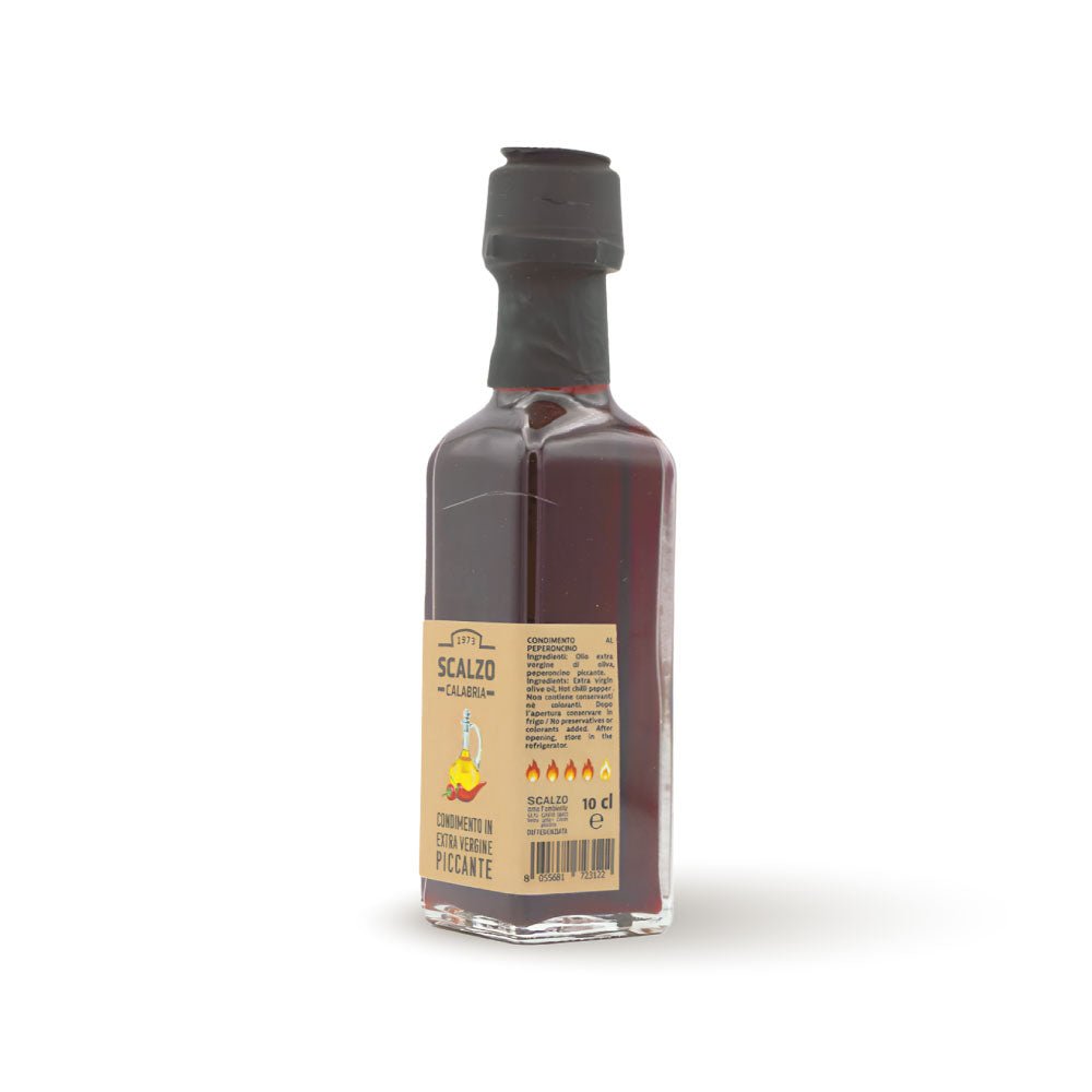Condimento al Peperoncino - Bottiglia di olio extravergine di oliva rosso intenso con peperoncino. Formato 10 cl - vista laterale.