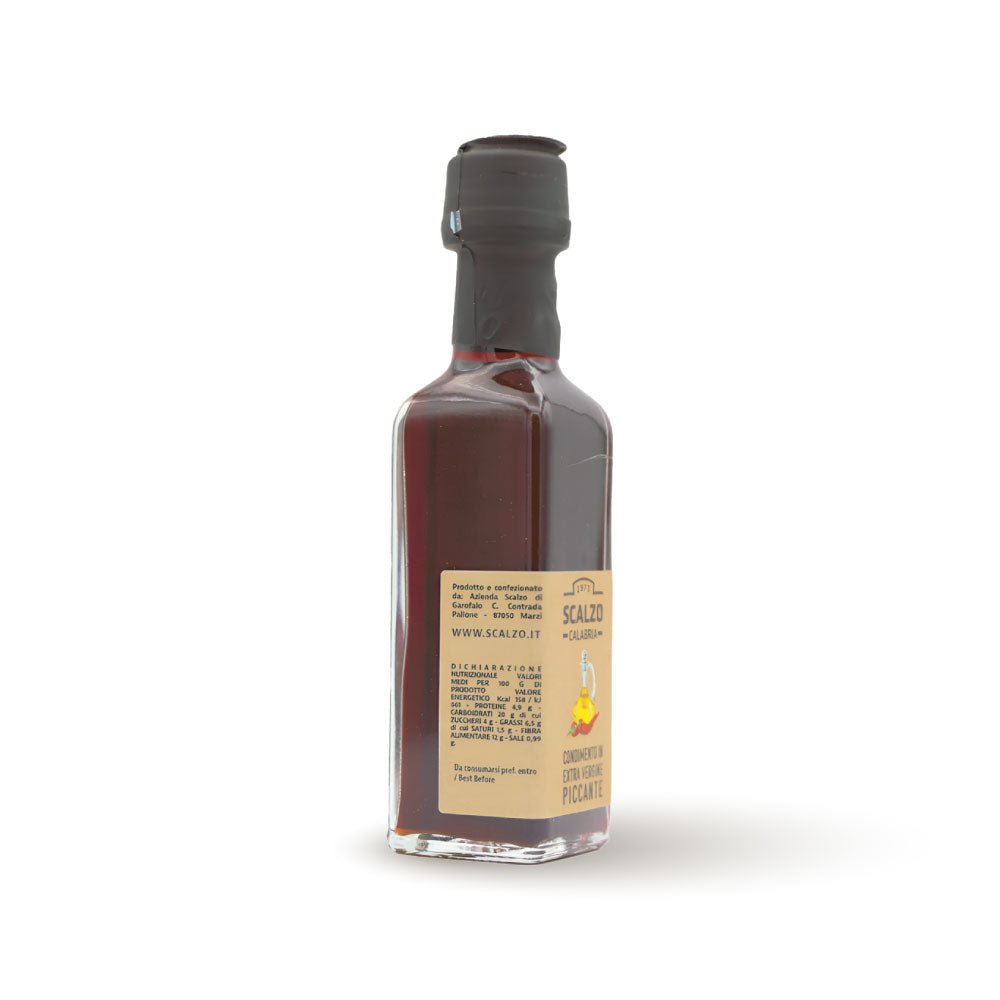 Condimento al Peperoncino - Bottiglia di olio extravergine di oliva rosso intenso con peperoncino. Formato 10 cl - vista laterale.