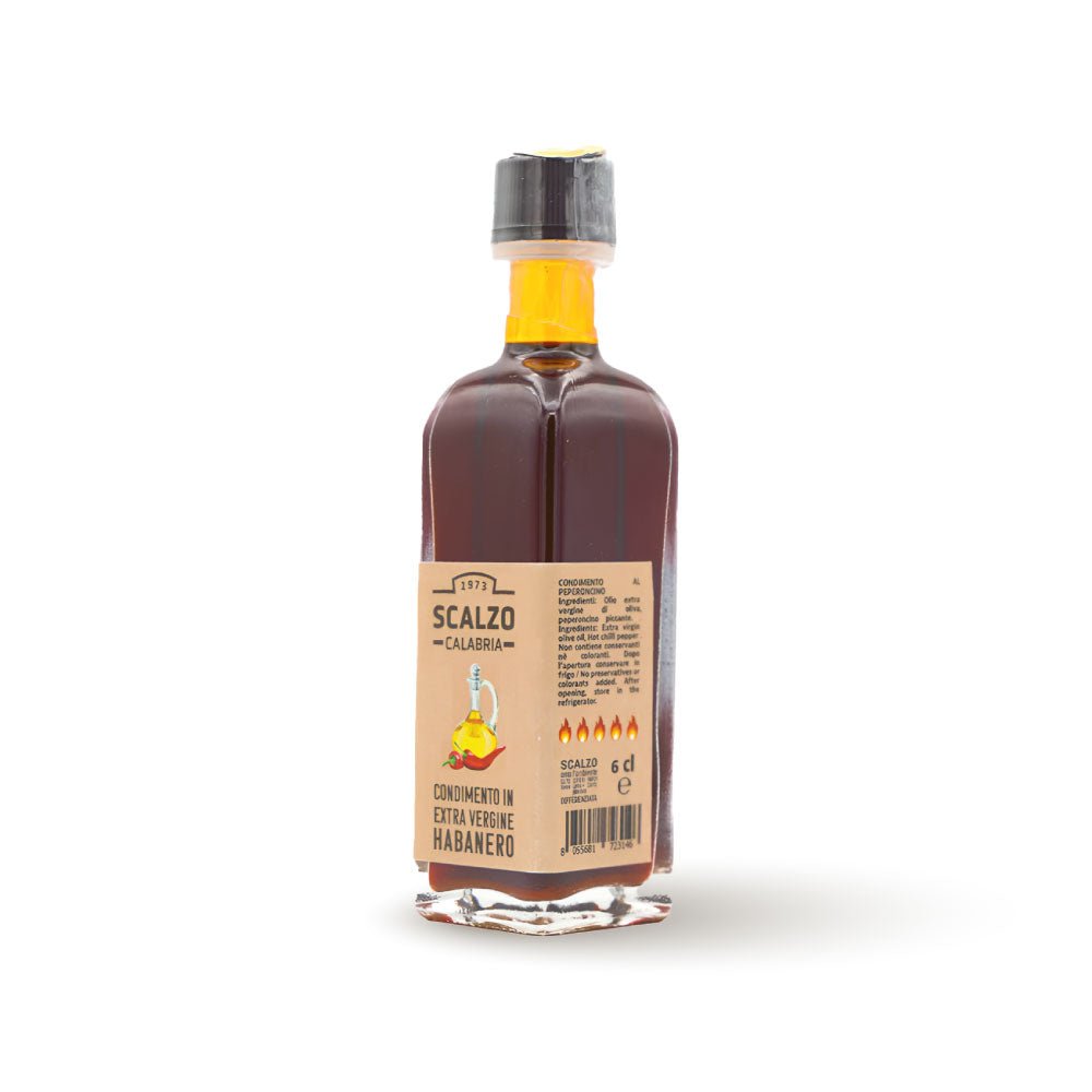 Condimento al Peperoncino Habanero - Bottiglia di olio extravergine di oliva rosso intenso con peperoncino habanero, ideale per condire piatti gourmet.