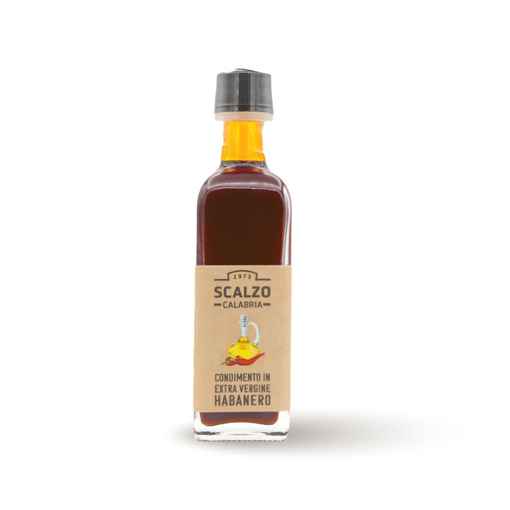 Condimento al Peperoncino Habanero - Bottiglia di olio extravergine di oliva rosso intenso con peperoncino habanero, ideale per condire piatti gourmet.