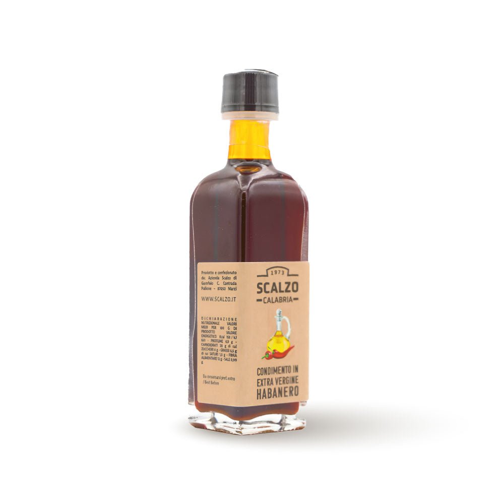 Condimento al Peperoncino Habanero - Bottiglia di olio extravergine di oliva rosso intenso con peperoncino habanero, ideale per condire piatti gourmet.