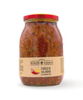 Vaso frontale da 1000 grammi di Fuoco di Calabria Scalzo Calabria, una salsa piccante a base di peperoncini calabresi e altri ingredienti locali, conservata in olio extra vergine d'oliva.