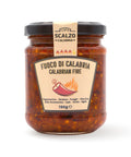 Vaso frontale da 190 grammi di Fuoco di Calabria Scalzo Calabria, una salsa piccante a base di peperoncini calabresi e altri ingredienti locali, conservata in olio extra vergine d'oliva