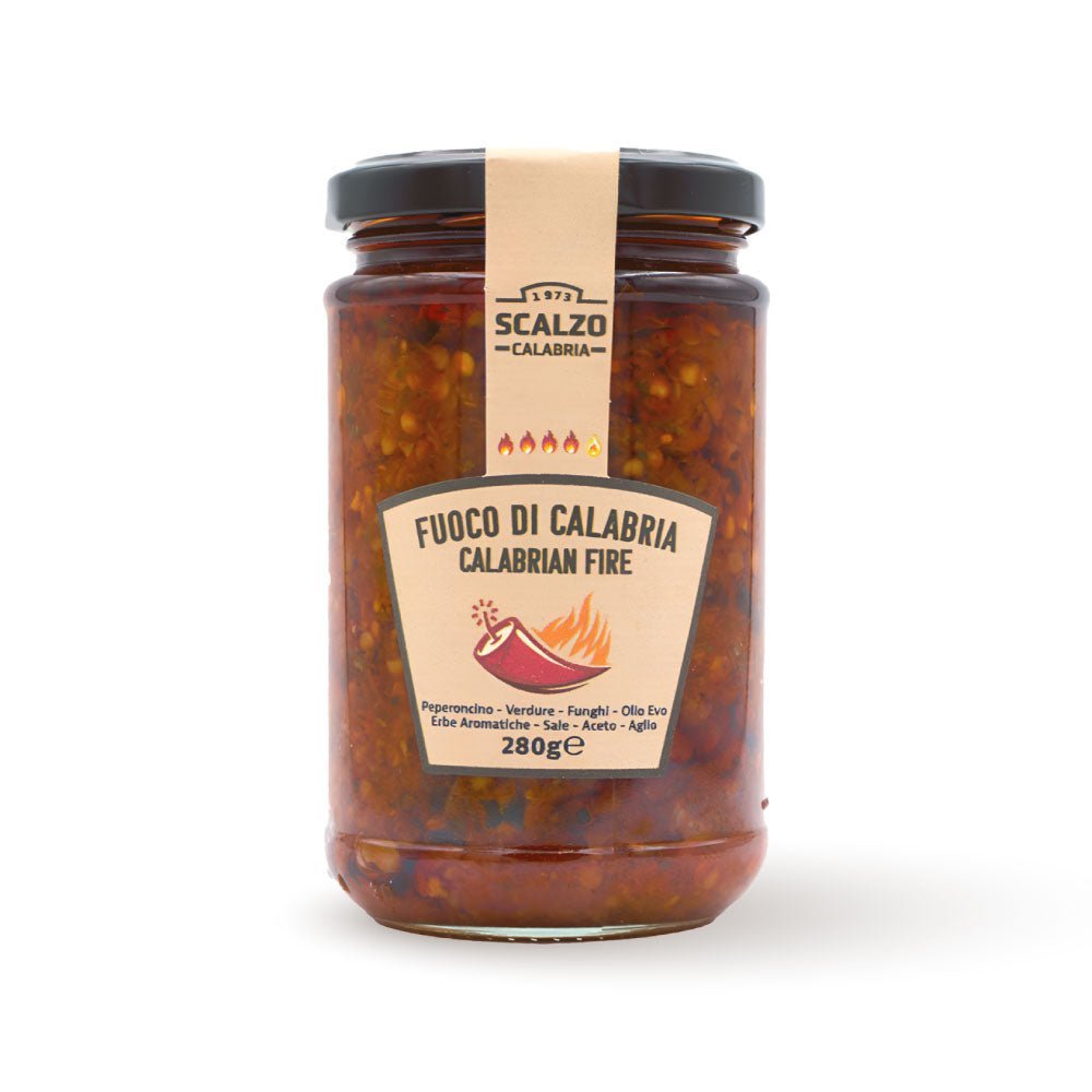 Vaso frontale da 280 grammi di Fuoco di Calabria Scalzo Calabria, una salsa piccante a base di peperoncini calabresi e altri ingredienti locali, conservata in olio extra vergine d'oliva.