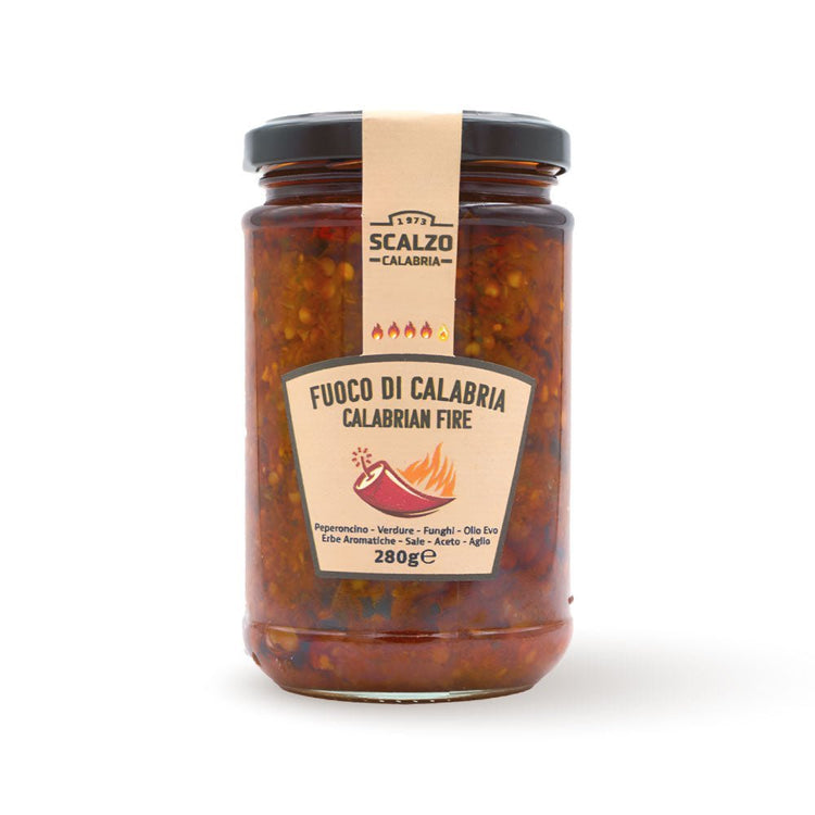 Vaso frontale da 280 grammi di Fuoco di Calabria Scalzo Calabria, una salsa piccante a base di peperoncini calabresi e altri ingredienti locali, conservata in olio extra vergine d'oliva.