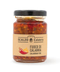 Vaso frontale da 100 grammi di Fuoco di Calabria Scalzo Calabria, una salsa piccante a base di peperoncini calabresi e altri ingredienti locali, conservata in olio extra vergine d'oliva