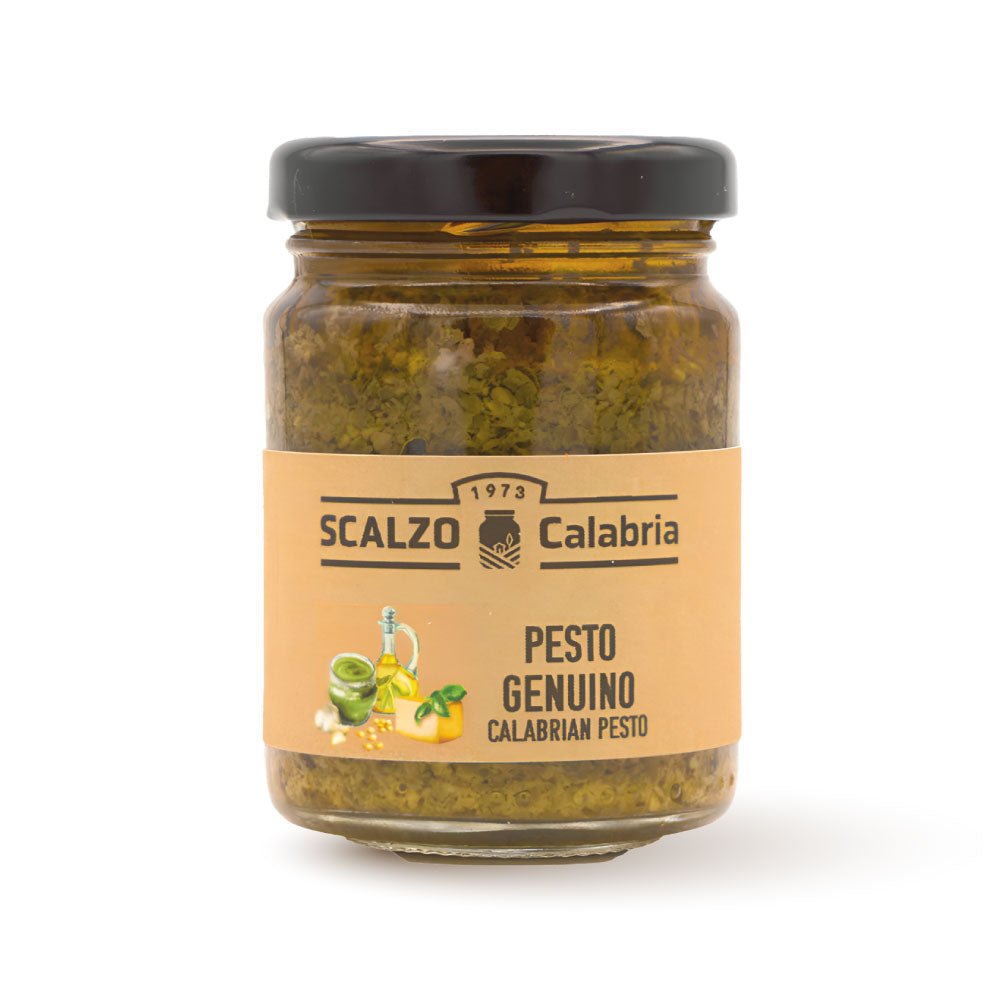 Vaso frontale da 90 grammi di Pesto Genuino Scalzo Calabria, preparato con basilico fresco, olio extra vergine d'oliva, mandorle, pecorino e peperoncino.