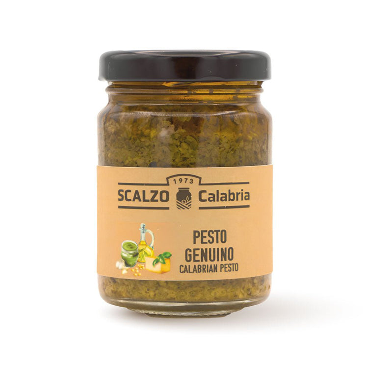 Vaso frontale da 90 grammi di Pesto Genuino Scalzo Calabria, preparato con basilico fresco, olio extra vergine d'oliva, mandorle, pecorino e peperoncino.