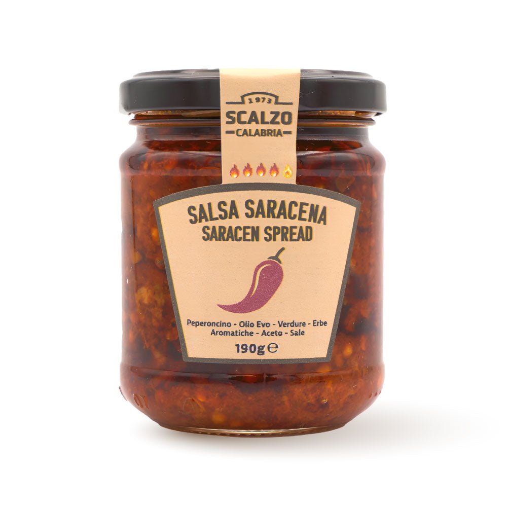 Vaso frontale da 190 grammi di Salsa Saracena Scalzo Calabria, preparata con peperoncino piccante, melanzane, carciofi, olive e altre verdure, conservata in olio extra vergine d'oliva.