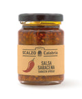 Vaso frontale da 90 grammi di Salsa Saracena Scalzo Calabria, preparata con peperoncino piccante, melanzane, carciofi, olive e altre verdure, conservata in olio extra vergine d'oliva.