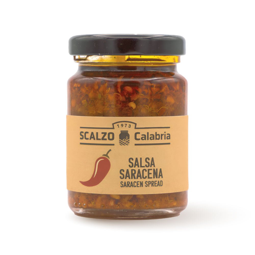 Vaso frontale da 90 grammi di Salsa Saracena Scalzo Calabria, preparata con peperoncino piccante, melanzane, carciofi, olive e altre verdure, conservata in olio extra vergine d'oliva.