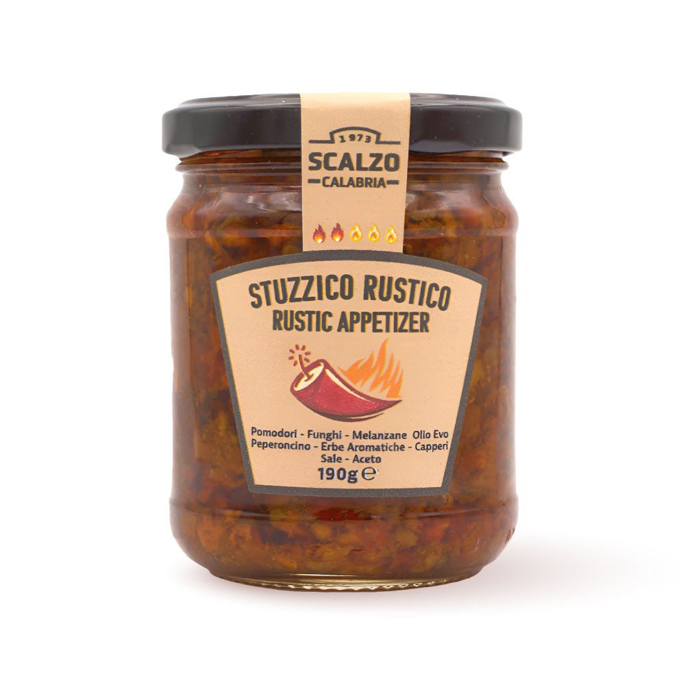 Vaso frontale da 190 grammi di Stuzzico Rustico Pik Scalzo Calabria, un mix di pomodori, funghi, melanzane e peperoncino, conservato in olio extra vergine d'oliva.
