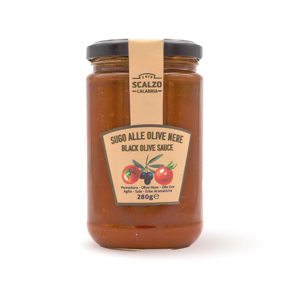 Vaso frontale da 280 grammi di Sugo alle Olive Nere Scalzo Calabria, preparato con pomodori freschi e olive nere, conservato in olio extra vergine d'oliva.