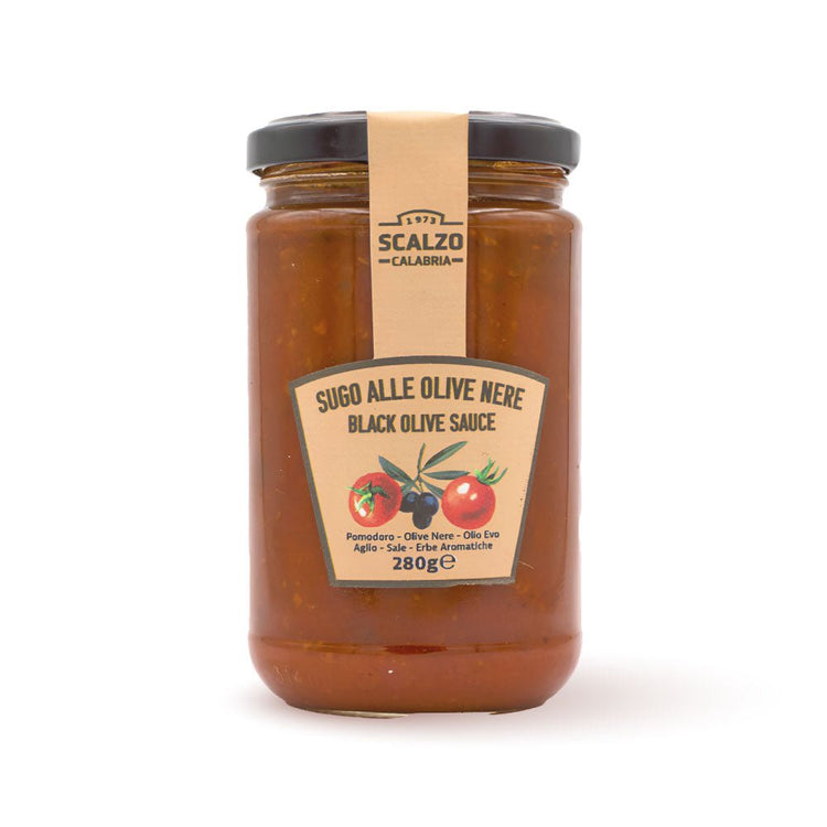 Vaso frontale da 280 grammi di Sugo alle Olive Nere Scalzo Calabria, preparato con pomodori freschi e olive nere, conservato in olio extra vergine d'oliva.