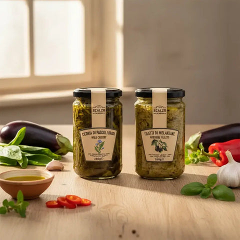 Due vasi di sottolio Scalzo Calabria con ambientazione di prodotti vegetali intorno